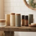 Deodorant uden aluminium opstillet på badeværelseshylde
