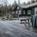 Skridsikker terrasse med trægulv dækket af let rimfrost om vinteren